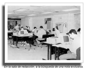En la sala de redaccin, a la bsqueda de una nota exclusiva.